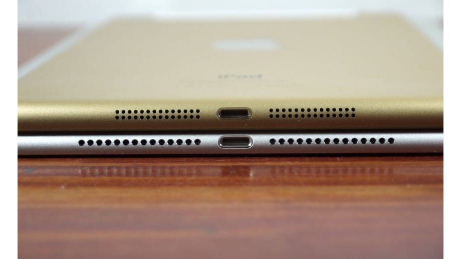 Feiner Unterschied: Während die alte Bauform des iPad mini 3 noch Platz für zwei Lochreihen für die Lautsprecher ließ, passt beim iPad Air 2 nur noch eine Lochreihe hin.