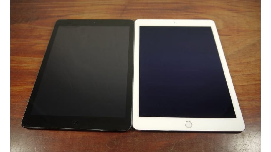 Schon ausgeschaltet ein Unterschied: Die Bildschirme von iPad Air (l.) und iPad Air 2 sind unterschiedlich aufgebaut, was sich klar erkennen lässt.
