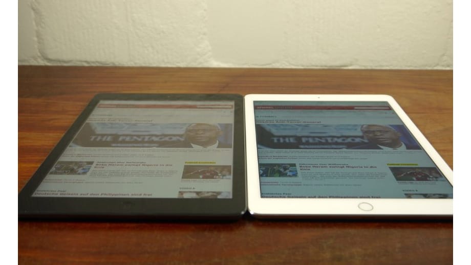 Deutliche Differenz: Seitlich betrachtet macht sich der Unterschied zwischen dem Bildschirm des alten (l.) und dem des neuen iPad Air klar bemerkbar.