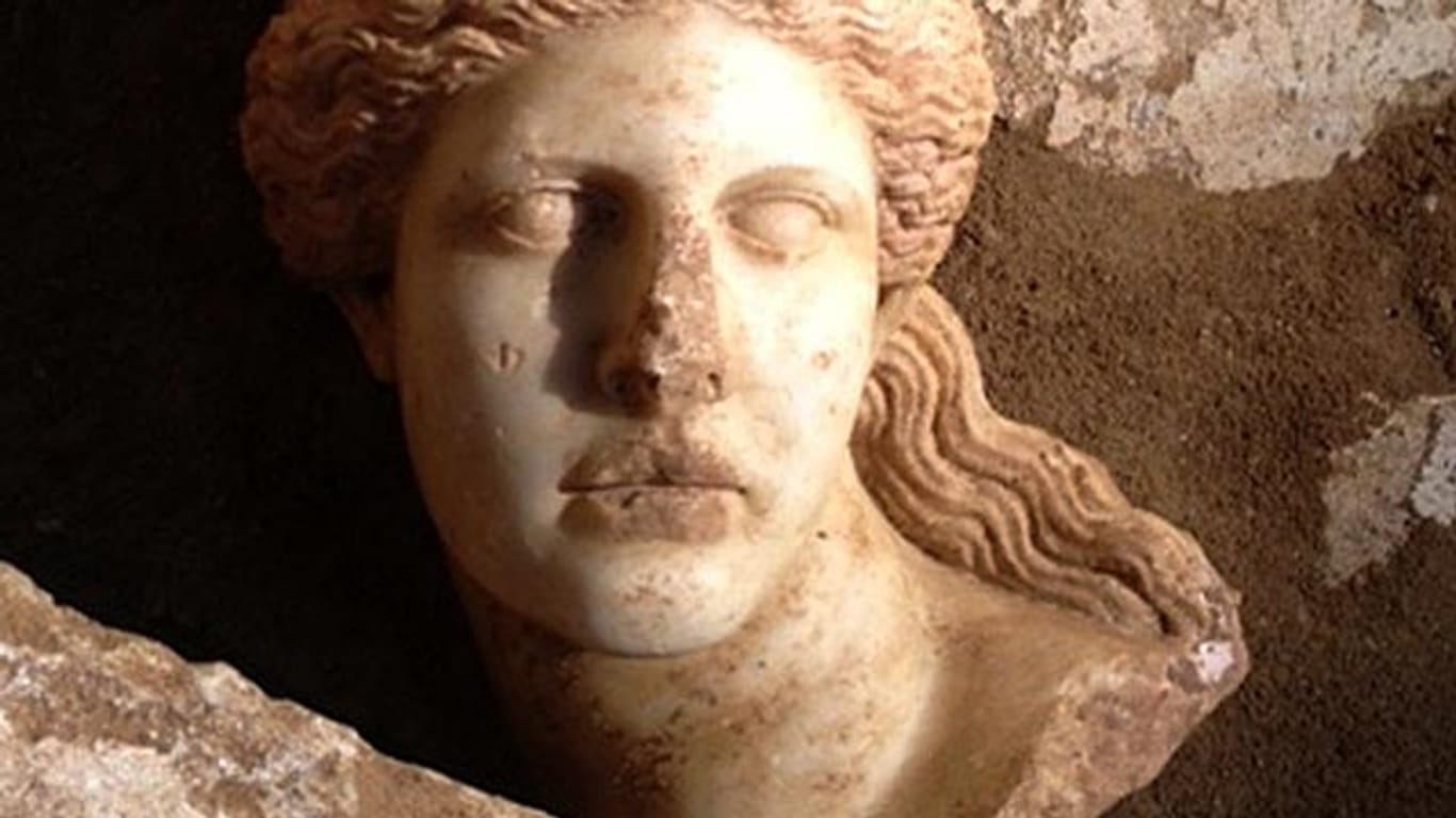 Der nun entdeckte Sphinxkopf ist nur der neueste Fund aus dem Hügelgrab aus der Zeit Alexanders des Großen.