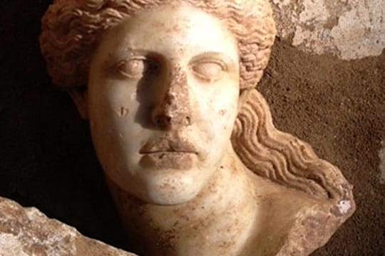 Der nun entdeckte Sphinxkopf ist nur der neueste Fund aus dem Hügelgrab aus der Zeit Alexanders des Großen.