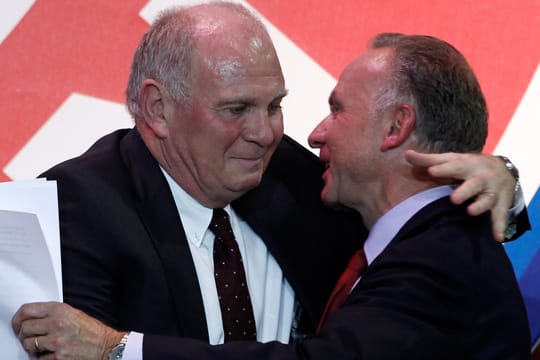 Ex-Bayern-Präsident Uli Hoeneß (li.) umarmt den Vorstandsvorsitzenden Karl-Heinz Rummenigge, hier ein Archivbild.