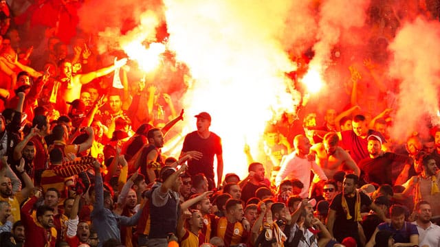 Aufgeheizte Atmosphäre: Galatasaray-Fans - hier ein Archivbild - haben sich Schlägereien mit Dortmundern geliefert. Aufgeheizte Atmosphäre: Galatasaray-Fans - hier ein Archivbild - haben sich Schlägereien mit Dortmundern geliefert.