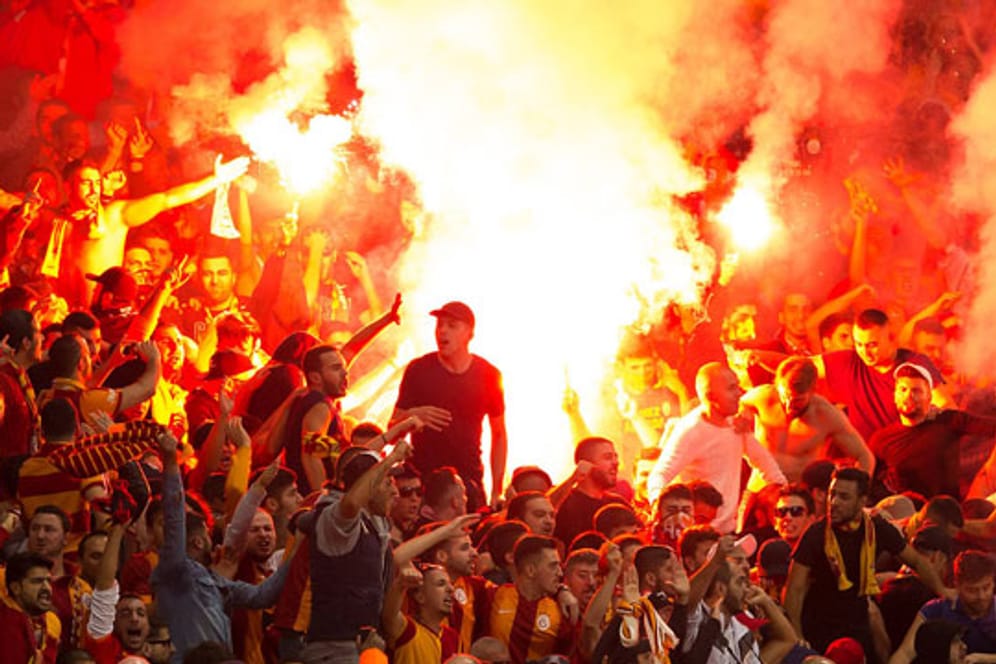 Aufgeheizte Atmosphäre: Galatasaray-Fans - hier ein Archivbild - haben sich Schlägereien mit Dortmundern geliefert.