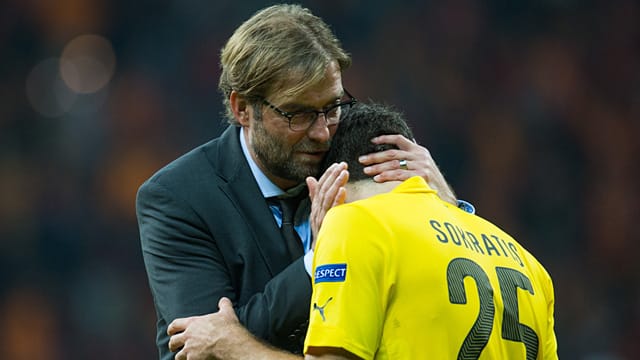 Erfolgserlebnis in der Königsklasse: BVB-Trainer Jürgen Klopp und sein Aushilfs-Linksverteidiger Sokratis.