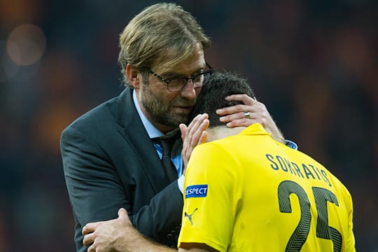 Erfolgserlebnis in der Königsklasse: BVB-Trainer Jürgen Klopp und sein Aushilfs-Linksverteidiger Sokratis.