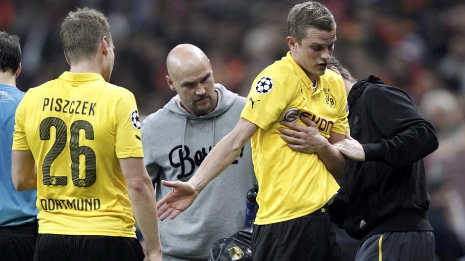 Sven Bender (re.) muss ausgewechselt werden.