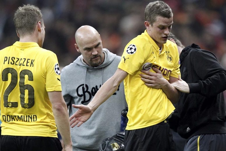 Sven Bender (re.) muss ausgewechselt werden.