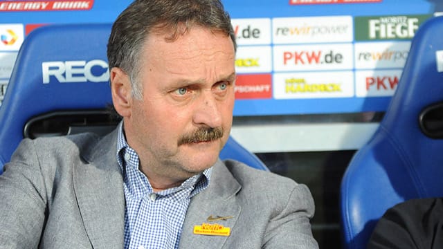 Peter Neururer vom VfL Bochum sieht die Transfer-Aktivitäten von Red Bull kritisch.