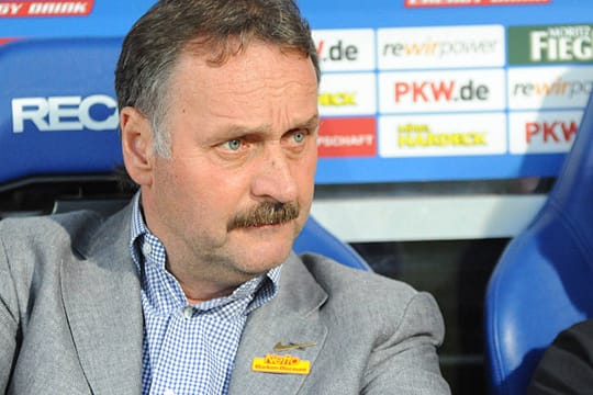 Peter Neururer vom VfL Bochum sieht die Transfer-Aktivitäten von Red Bull kritisch.
