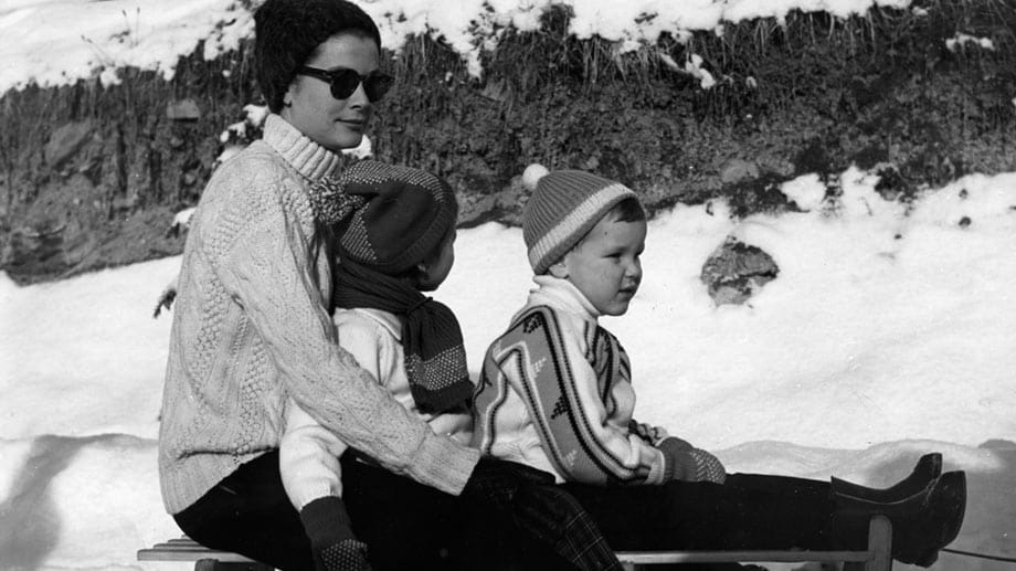 Fürstin Gracia Patricia von Monaco fährt Schlitten mit ihrem Sohn Albert und Tochter Caroline.