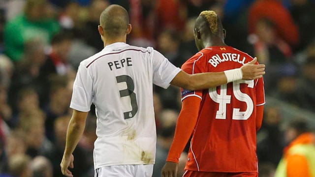 Szene kurz vor dem Trikottausch: Pepe (li.) und Mario Balotelli gehen gemeinsam in Richtung Kabine. Szene kurz vor dem Trikottausch: Pepe (li.) und Mario Balotelli gehen gemeinsam in Richtung Kabine.