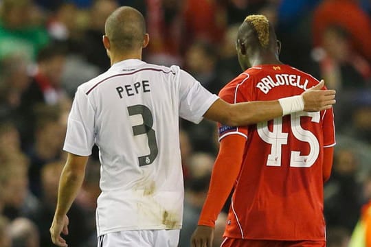 Szene kurz vor dem Trikottausch: Pepe (li.) und Mario Balotelli gehen gemeinsam in Richtung Kabine.