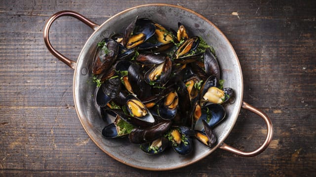 Eine leckere Muschelsuppe in Weißweinsoße braucht nur wenige Zutaten