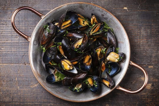 Eine leckere Muschelsuppe in Weißweinsoße braucht nur wenige Zutaten