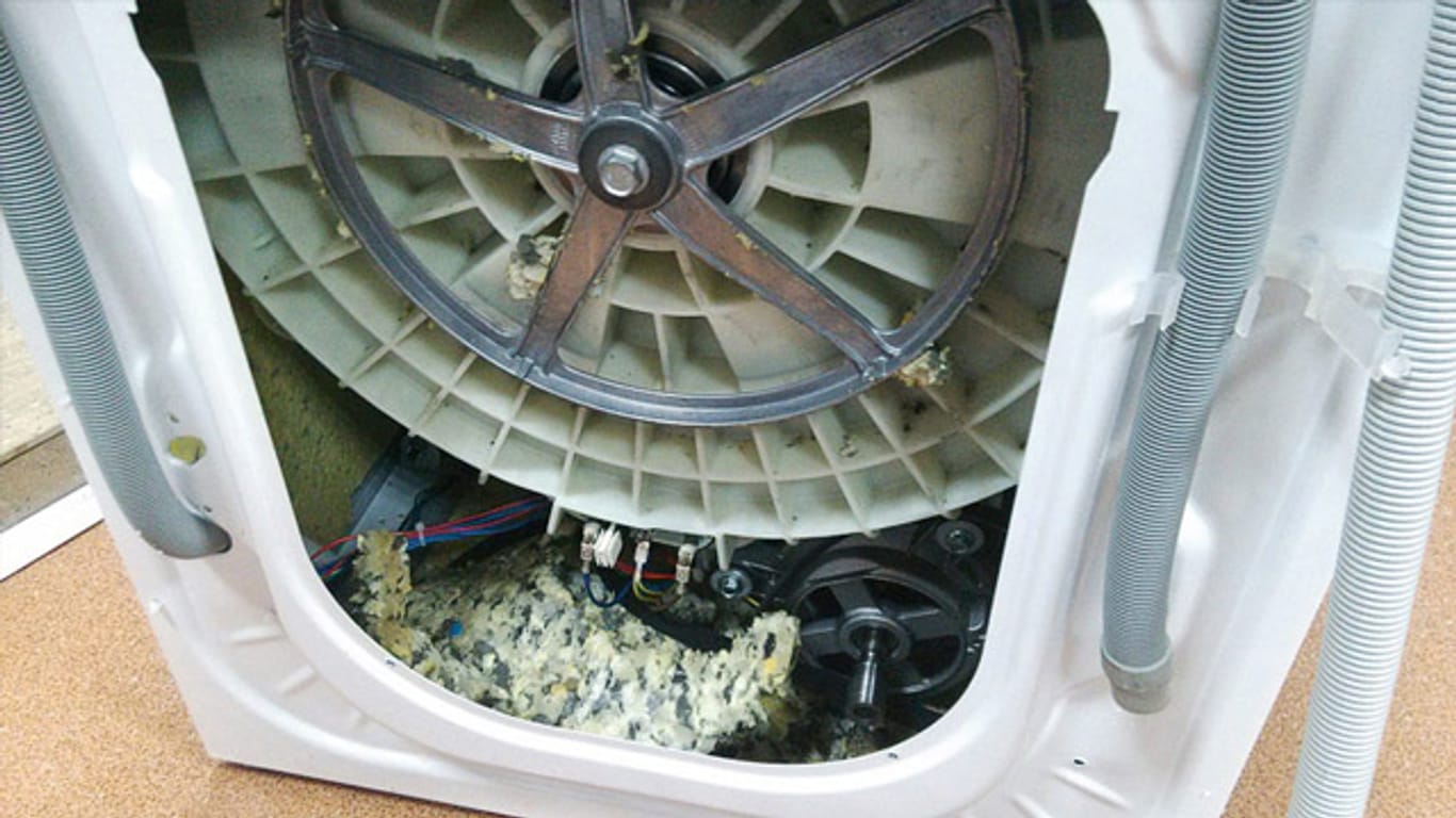 Stiftung Warentest: Bei einer Waschmaschine sprang im Test der Antriebsriemen ab.