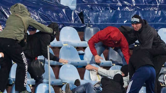 Gewalt im Stadion: In Bratislava gehen die rivalisierenden Fans während des Spiels aufeinander los. Gewalt im Stadion: In Bratislava gehen die rivalisierenden Fans während des Spiels aufeinander los.