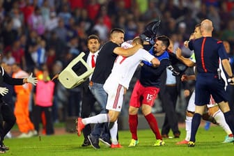 Beim Quali-Spiel Serbien gegen Albanien kam es zu schlimmen Szenen auf dem Platz.