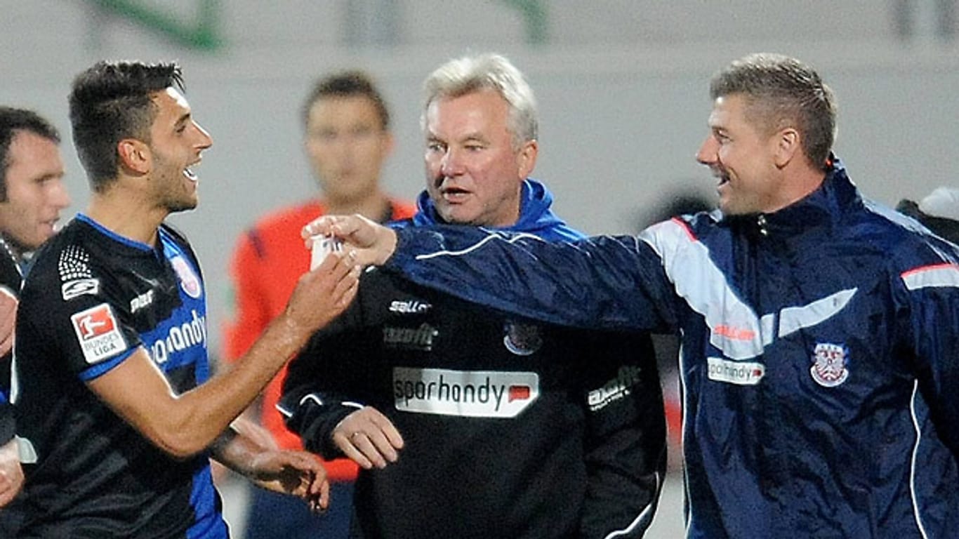 Sonderprämie: Vincenzo Grifo (links) erhielt von Torwarttrainer Norbert Lorz (rechts) zehn Euro für seinen Freistoß-Treffer. In der Mitte FSV-Trainer Benno Möhlmann.