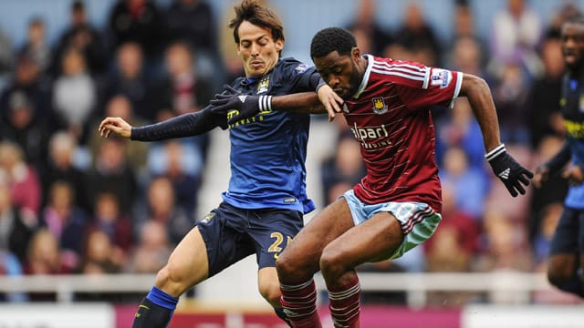 David Silva (li.) und Manchester City patzen gegen West Ham United mit Alex Song. David Silva (li.) und Manchester City patzen gegen West Ham United mit Alex Song.