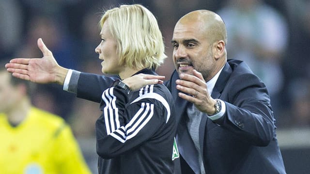 Bayern-Coach Pep Guardiola versucht sich bei der vierten Schiedsrichterin Bibiana Steinhaus zu entschuldigen - ohne Erfolg.