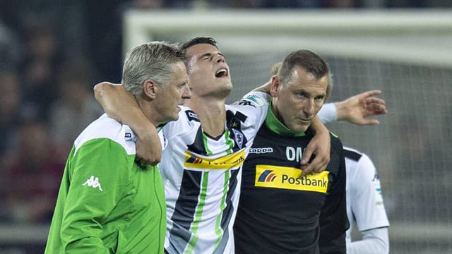 Granit Xhaka wird verletzt vom Platz geleitet.