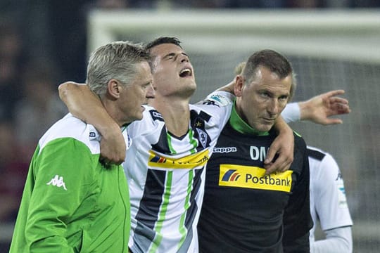 Granit Xhaka wird verletzt vom Platz geleitet.