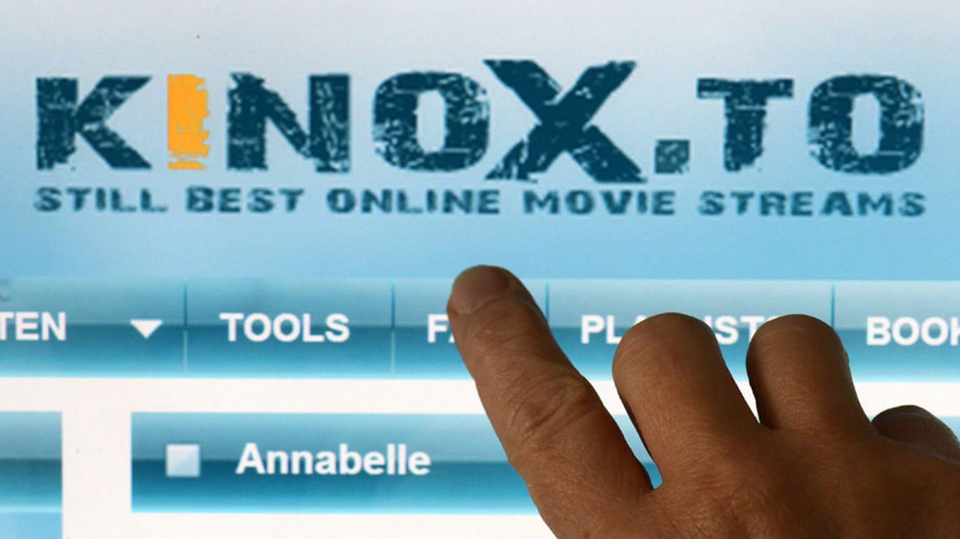 Mit einer Razzia in vier Bundesländern haben Ermittler die Betreiber des Onlineportals kinox.to aufzuspüren versucht.