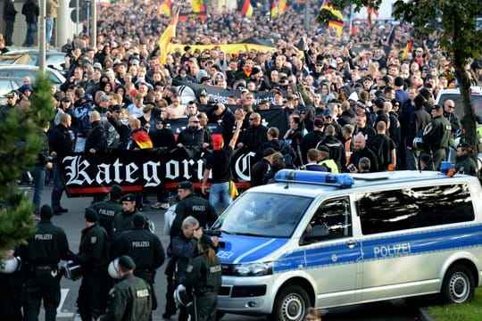 Ausschreitungen in Köln: Immer mehr Gruppen stehen sich in Deutschland verfeindet gegenüber.