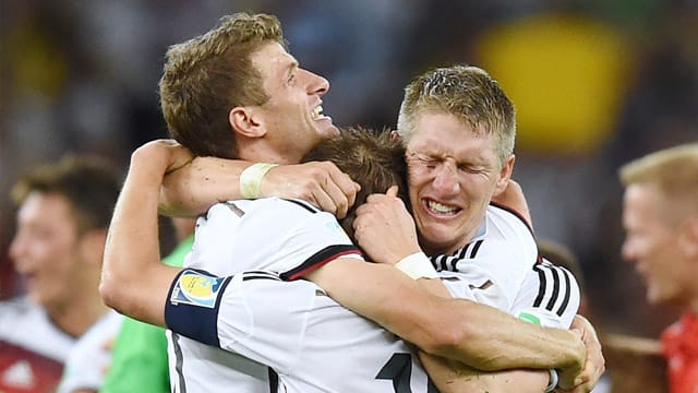 Grenzenloser Jubel nach dem Titelgewinn: Die Bayern-Stars Thomas Müller, Philipp Lahm und Bastian Schweinsteiger (von links). Grenzenloser Jubel nach dem Titelgewinn: Die Bayern-Stars Thomas Müller, Philipp Lahm und Bastian Schweinsteiger (von links).