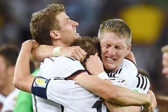 Grenzenloser Jubel nach dem Titelgewinn: Die Bayern-Stars Thomas Müller, Philipp Lahm und Bastian Schweinsteiger (von links).