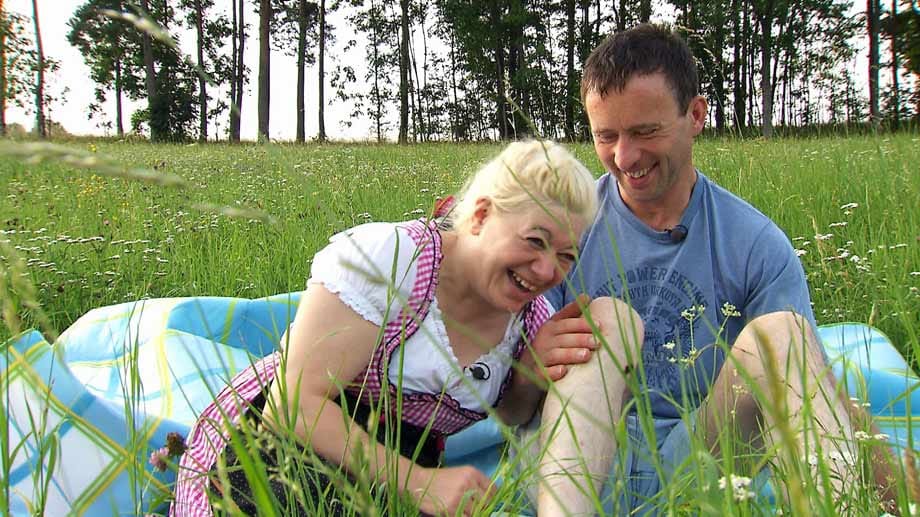 Heike und Rainer albern beim Picknick herum.