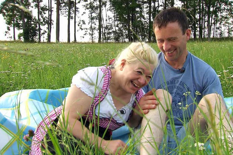 Heike und Rainer albern beim Picknick herum.