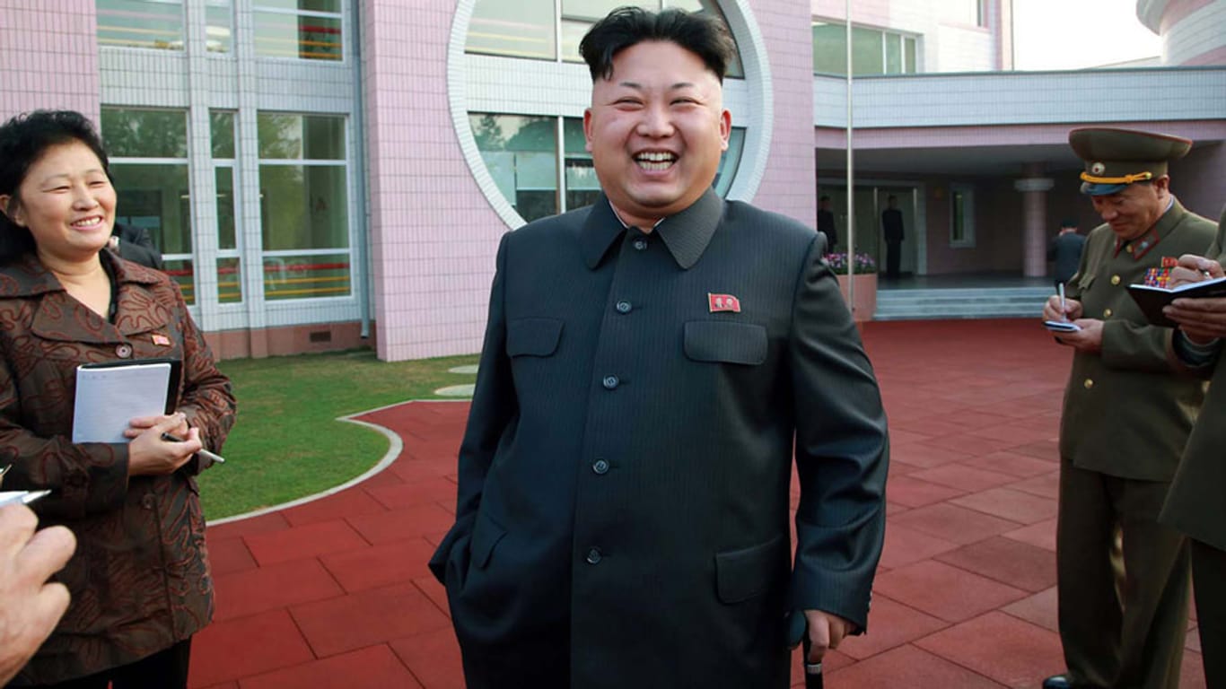 Der Nordkoreanische Präsident Kim Jong Un beim Besuch eines Waisenhauses in Pyongyang.