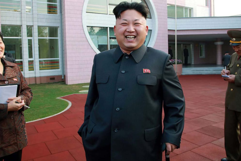 Der Nordkoreanische Präsident Kim Jong Un beim Besuch eines Waisenhauses in Pyongyang.