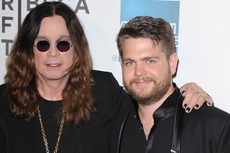 Ozzy Osbourne (li.) und Sohn Jack kämpfen gemeinsam gegen die Alkoholsucht.