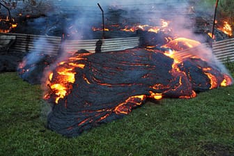 Den hält nichts auf: Der Lavastrom auf Hawaii erreicht bewohnte Gebiete