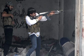 Kämpfer der Freien Syrischen Armee (hier beim Häuserkampf in Aleppo) eilen den Kurden im Norden Syriens zur Hilfe