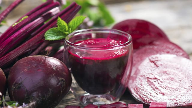 Der Saft aus Roter Bete ist ein Power-Drink, dessen Inhaltsstoffe Bluthochdruck senken können