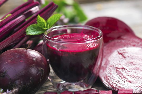 Der Saft aus Roter Bete ist ein Power-Drink, dessen Inhaltsstoffe Bluthochdruck senken können