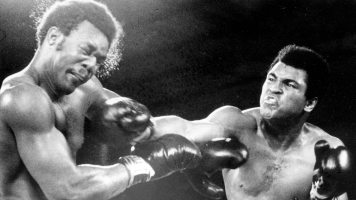 Der sitzt: Muhammad Ali (re.) trifft George Foreman mit einer krachenden Rechten. Wenig später geht "Big George" zu Boden.