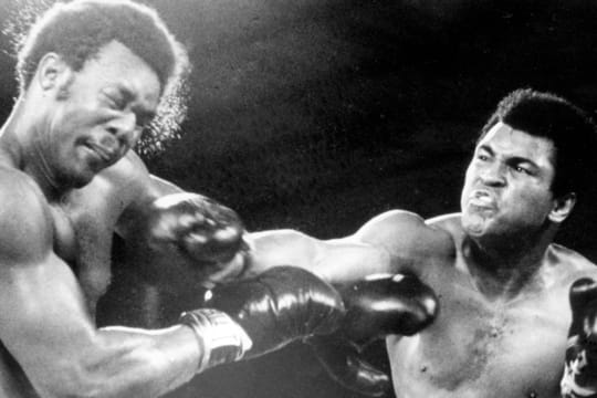 Der sitzt: Muhammad Ali (re.) trifft George Foreman mit einer krachenden Rechten. Wenig später geht "Big George" zu Boden.