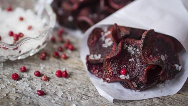 Rote-Bete-Chips sind ein gesunder Leckerbissen und schmecken besonders gut, wenn sie mit Zucker verfeinert werden