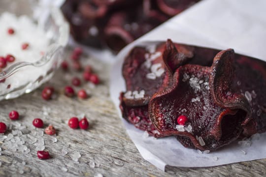 Rote-Bete-Chips sind ein gesunder Leckerbissen und schmecken besonders gut, wenn sie mit Zucker verfeinert werden