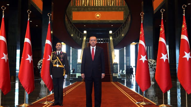 Der türkische Präsident Recep Tayyip Erdogan posiert in seinem Palast.