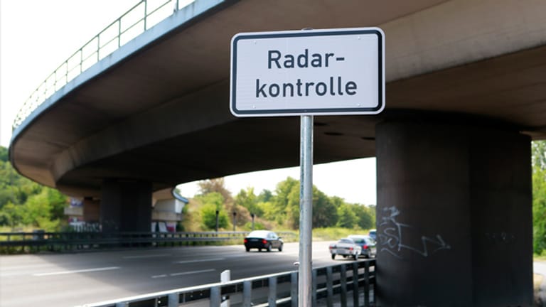 Hinweisschild auf einen fest installierten Blitzer in Darmstadt