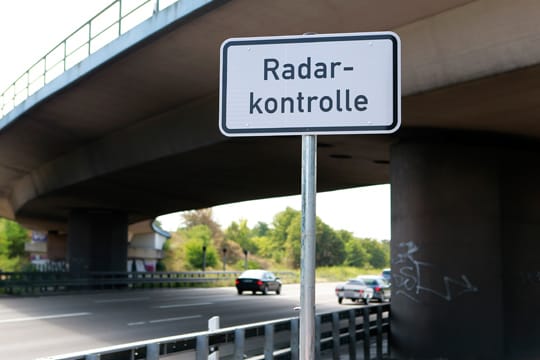Hinweisschild auf einen fest installierten Blitzer in Darmstadt
