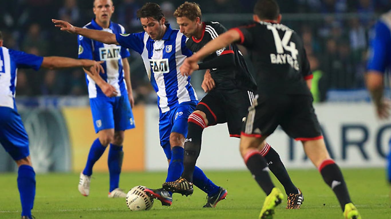 Der Magdeburger Marius Sowislo (2.v.li.)und Leverkusens Stefan Kießling kämpfen um den Ball.