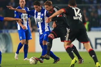 Der Magdeburger Marius Sowislo (2.v.li.)und Leverkusens Stefan Kießling kämpfen um den Ball.