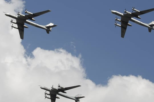 Bomber vom Typ TU-95 (Archivbild) schießen viele der Raketen Richtung Ukraine ab.
